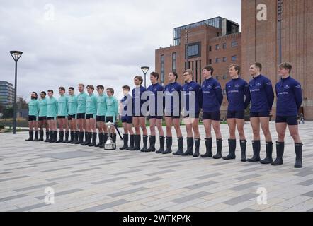 Die Männer-Ruderteams der Oxford University (rechts) und Cambridge (links) nehmen an einem Fotogespräch Teil, während die Crew-Ankündigungen für das Gemini Boat Race 2024 in der Battersea Power Station in London stattfindet. Das Gemini Boat Race findet am Samstag, dem 30. März, statt. Bilddatum: Mittwoch, 13. März 2024. Stockfoto