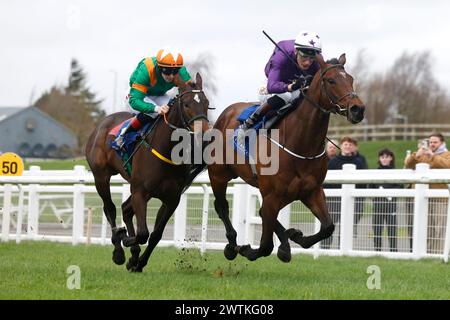 Arizona Blaze wurde von Jockey David Egan (rechts) auf dem Weg zum Sieg des Castle Star & Alkumait Standing im Capital Stud Irish EBF Maiden mit Rowdy Yeats, der von Jockey Colin Keane als zweiter während der St. St. Patrick's Festival Race Day auf der Rennbahn Curragh, County Kildare. Bilddatum: Montag, 18. März 2024. Stockfoto