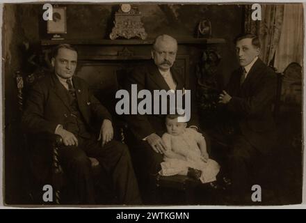 Gelatinedruck - Gruppenporträt unbekannter Männer, 1890-1920 Stockfoto