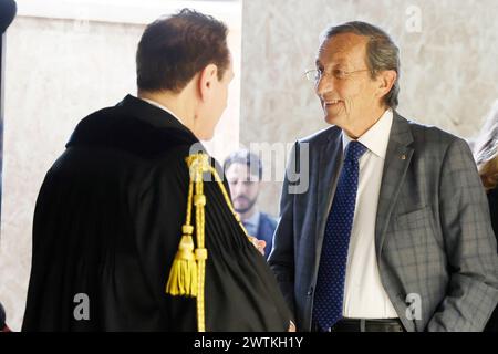 Roma, Italien. März 2024. Processo Fini -Tulliani : Gianfranco Fini oggi a processo per il caso della casa di Montecarlo con il suo avvocato Michele Sarno - Roma, Italia - Luned&#xec;, 18. März 2024 (Foto Cecilia Fabiano/LaPresse)&#xa0; Fini - Tulliani Prozess : Gianfranco Fini mit seinem Anwalt Michele Sarno. Der Politiker wird 2010 zusammen mit seiner damaligen Partnerin Elisabetta Tulliani für den Verkauf eines Hauses in Monte Carlo - Politik - Rom, Italien - Montag, 18. März 2024 (Foto Cecilia Fabiano/LaPresse) Credit: LaPresse/Alamy Live News befragt Stockfoto