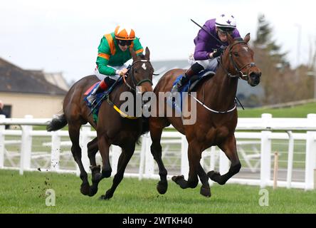 Arizona Blaze wurde von Jockey David Egan (rechts) auf dem Weg zum Sieg des Castle Star & Alkumait Standing im Capital Stud Irish EBF Maiden mit Rowdy Yeats, der von Jockey Colin Keane als zweiter während der St. St. Patrick's Festival Race Day auf der Rennbahn Curragh, County Kildare. Bilddatum: Montag, 18. März 2024. Stockfoto