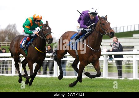 Arizona Blaze wurde von Jockey David Egan (rechts) auf dem Weg zum Sieg des Castle Star & Alkumait Standing im Capital Stud Irish EBF Maiden mit Rowdy Yeats, der von Jockey Colin Keane als zweiter während der St. St. Patrick's Festival Race Day auf der Rennbahn Curragh, County Kildare. Bilddatum: Montag, 18. März 2024. Stockfoto