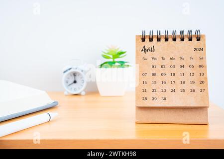 Vorderansicht des Schreibtischkalenders April für 2024 Jahre auf Arbeitstisch. Stockfoto