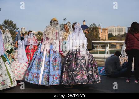 Valencia, Spanien - 17. März 2024: Menschen in traditionellen Trachten werden der Muttergottes von den Verlassenen Blumen in Valencia, Spanien, schenken Stockfoto