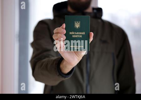 Der junge ukrainische Wehrpflichtige zeigt seine Militärmarke oder sein Armeeausweis in der Nähe Stockfoto