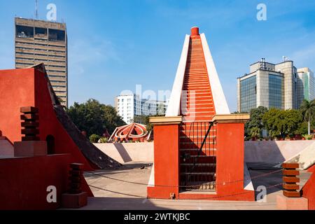 Indien, Neu-Delhi, Parliament Street, Jantar Mantar, Zentraler Turm des Samrat Yantra Stockfoto