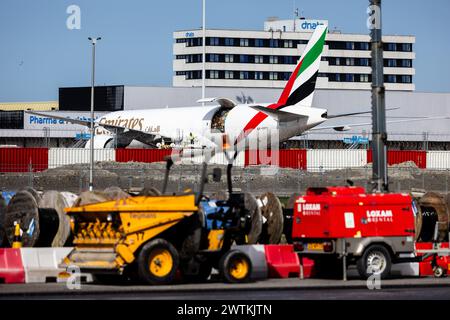 AMSTERDAM - Arbeiten an der Landebahn Kaagbaan von Schiphol, die wegen größerer Wartungsarbeiten geschlossen ist. Die Kaagbaan ist eine der am häufigsten genutzten Landebahnen in Schiphol. Da es geschlossen bleibt, müssen mehr Flugzeuge über die verbleibenden Start- und Landebahnen von und nach Schiphol fliegen. Der Lärm nimmt in den Bereichen unter den Anflugstrecken für diese Start- und Landebahnen zu. ANP JEFFREY GROENEWEG niederlande Out - belgien Out Stockfoto