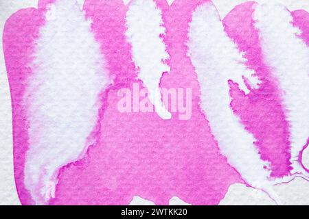 Pinkfarbenes Aquarellspritzer transparent mit Schichten und Spritzern auf weißem Aquarellpapier. Meine eigene Arbeit. Stockfoto