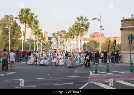 Valencia, Spanien - 17. März 2024: Menschen in traditionellen Trachten werden der Muttergottes von den Verlassenen Blumen in Valencia, Spanien, schenken Stockfoto