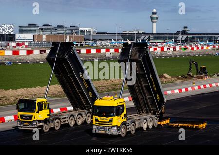 AMSTERDAM - Arbeiten an der Landebahn Kaagbaan von Schiphol, die wegen größerer Wartungsarbeiten geschlossen ist. Die Kaagbaan ist eine der am häufigsten genutzten Landebahnen in Schiphol. Da es geschlossen bleibt, müssen mehr Flugzeuge über die verbleibenden Start- und Landebahnen von und nach Schiphol fliegen. Der Lärm nimmt in den Bereichen unter den Anflugstrecken für diese Start- und Landebahnen zu. ANP JEFFREY GROENEWEG niederlande Out - belgien Out Stockfoto