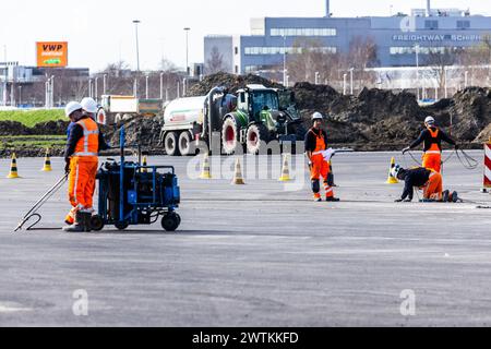 AMSTERDAM - Arbeiten an der Landebahn Kaagbaan von Schiphol, die wegen größerer Wartungsarbeiten geschlossen ist. Die Kaagbaan ist eine der am häufigsten genutzten Landebahnen in Schiphol. Da es geschlossen bleibt, müssen mehr Flugzeuge über die verbleibenden Start- und Landebahnen von und nach Schiphol fliegen. Der Lärm nimmt in den Bereichen unter den Anflugstrecken für diese Start- und Landebahnen zu. ANP JEFFREY GROENEWEG niederlande Out - belgien Out Stockfoto