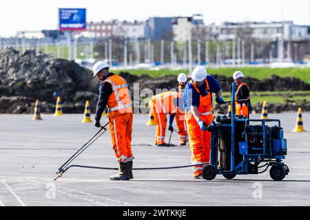 AMSTERDAM - Arbeiten an der Landebahn Kaagbaan von Schiphol, die wegen größerer Wartungsarbeiten geschlossen ist. Die Kaagbaan ist eine der am häufigsten genutzten Landebahnen in Schiphol. Da es geschlossen bleibt, müssen mehr Flugzeuge über die verbleibenden Start- und Landebahnen von und nach Schiphol fliegen. Der Lärm nimmt in den Bereichen unter den Anflugstrecken für diese Start- und Landebahnen zu. ANP JEFFREY GROENEWEG niederlande Out - belgien Out Stockfoto