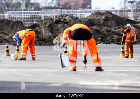 AMSTERDAM - Arbeiten an der Landebahn Kaagbaan von Schiphol, die wegen größerer Wartungsarbeiten geschlossen ist. Die Kaagbaan ist eine der am häufigsten genutzten Landebahnen in Schiphol. Da es geschlossen bleibt, müssen mehr Flugzeuge über die verbleibenden Start- und Landebahnen von und nach Schiphol fliegen. Der Lärm nimmt in den Bereichen unter den Anflugstrecken für diese Start- und Landebahnen zu. ANP JEFFREY GROENEWEG niederlande Out - belgien Out Stockfoto