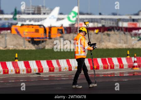 AMSTERDAM - Arbeiten an der Landebahn Kaagbaan von Schiphol, die wegen größerer Wartungsarbeiten geschlossen ist. Die Kaagbaan ist eine der am häufigsten genutzten Landebahnen in Schiphol. Da es geschlossen bleibt, müssen mehr Flugzeuge über die verbleibenden Start- und Landebahnen von und nach Schiphol fliegen. Der Lärm nimmt in den Bereichen unter den Anflugstrecken für diese Start- und Landebahnen zu. ANP JEFFREY GROENEWEG niederlande Out - belgien Out Stockfoto