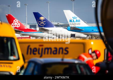 AMSTERDAM - Arbeiten an der Landebahn Kaagbaan von Schiphol, die wegen größerer Wartungsarbeiten geschlossen ist. Die Kaagbaan ist eine der am häufigsten genutzten Landebahnen in Schiphol. Da es geschlossen bleibt, müssen mehr Flugzeuge über die verbleibenden Start- und Landebahnen von und nach Schiphol fliegen. Der Lärm nimmt in den Bereichen unter den Anflugstrecken für diese Start- und Landebahnen zu. ANP JEFFREY GROENEWEG niederlande Out - belgien Out Stockfoto