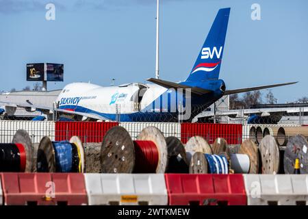 AMSTERDAM - Arbeiten an der Landebahn Kaagbaan von Schiphol, die wegen größerer Wartungsarbeiten geschlossen ist. Die Kaagbaan ist eine der am häufigsten genutzten Landebahnen in Schiphol. Da es geschlossen bleibt, müssen mehr Flugzeuge über die verbleibenden Start- und Landebahnen von und nach Schiphol fliegen. Der Lärm nimmt in den Bereichen unter den Anflugstrecken für diese Start- und Landebahnen zu. ANP JEFFREY GROENEWEG niederlande Out - belgien Out Stockfoto