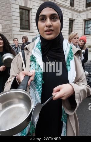 London, Großbritannien. März 2024. Menschen machen Lärm mit Töpfen und Pfannen vor dem Außenministerium, um gegen den anhaltenden Krieg in Gaza zu protestieren. Quelle: Joao Daniel Pereira/Alamy Live News Stockfoto