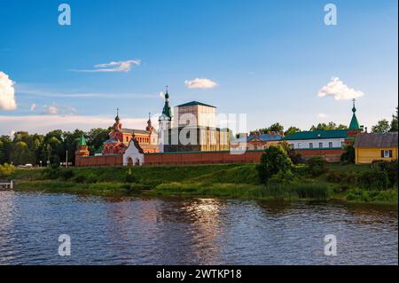 Staraya Ladoga Nikolsky Kloster im rosa Licht der aufgehenden Sonne. Stadt Staraya Ladoga, Region Leningrad, Russland. Stockfoto