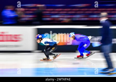 PARK Ji gewann KOR führt SIGHEL Pietro ITA am 3. Tag 1000 m während der World Short Track Speed Skating Championship von Rotterdam am 17. März 2024. Foto von Phil Hutchinson. Nur redaktionelle Verwendung, Lizenz für kommerzielle Nutzung erforderlich. Keine Verwendung bei Wetten, Spielen oder Publikationen eines einzelnen Clubs/einer Liga/eines Spielers. Quelle: UK Sports Pics Ltd/Alamy Live News Stockfoto