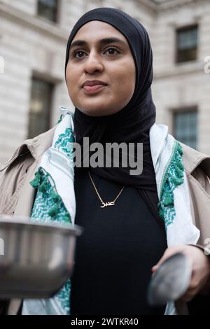 London, Großbritannien. März 2024. Menschen machen Lärm mit Töpfen und Pfannen vor dem Außenministerium, um gegen den anhaltenden Krieg in Gaza zu protestieren. (Foto: Joao Daniel Pereira/SIPA USA) Credit: SIPA USA/Alamy Live News Stockfoto