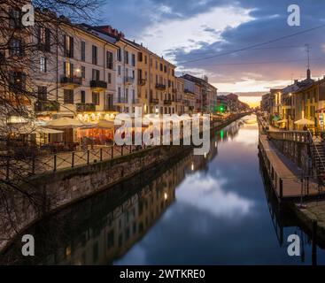 MAILAND, ITALIEN - 6. MÄRZ 2024: Die Navigli in der Abenddämmerung. Stockfoto