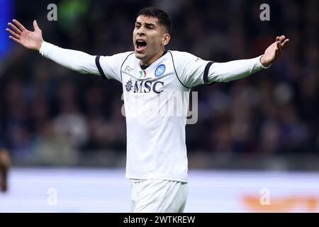Mailand Italien .17. März 2024, Mailand, Italien. März 2024. Mathias Olivera vom SSC Napoli gibt während des Fußballspiels der Serie A zwischen dem FC Internazionale und dem SSC Napoli am 17. März 2024 in Mailand, Italien, Gesten. Quelle: Marco Canoniero/Alamy Live News Stockfoto