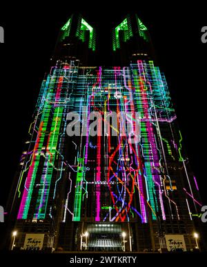 DIE WELTGRÖSSTE PROJEKTIONS-MAPPING-SHOW IN SHINJUKU TOKIO Stockfoto