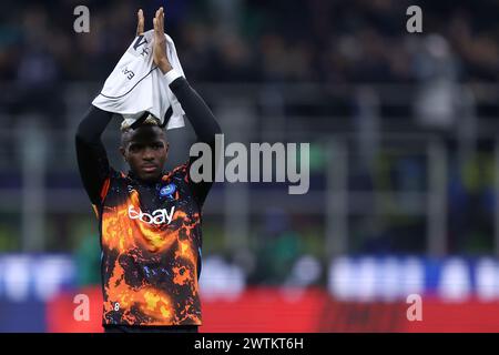 Mailand, Italien. März 2024. Victor Osimhen vom SSC Napoli begrüßt die Fans am Ende des Fußballspiels der Serie A zwischen dem FC Internazionale und dem SSC Napoli im Stadio Giuseppe Meazza am 17. März 2024 in Mailand. Quelle: Marco Canoniero/Alamy Live News Stockfoto