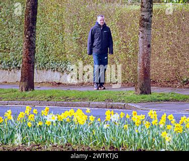 Glasgow, Schottland, Großbritannien. 18. März 2024: UK Wetter: A82 Great Western Road. Sonniges Frühlingswetter in der Stadt sah Einheimische und Touristen im Stadtzentrum. Am Westende Credit Gerard Ferry/Alamy Live News Stockfoto