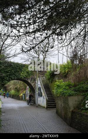 Eine kleine Brücke über die historische Tram Track im Stadtzentrum von Newquay in Cornwall in Großbritannien. Stockfoto