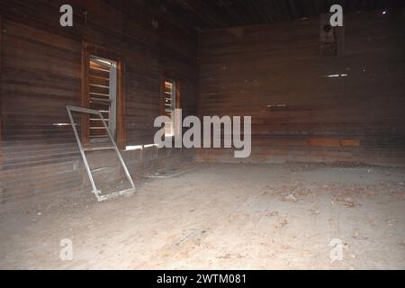 Wenn Sie durch die Risse schauen, sehen Sie das Innere der Old Passover School, einem handgebauten Blockhaus, das um 1936 aufgegeben wurde und sich in Missouri, MO, USA befindet Stockfoto