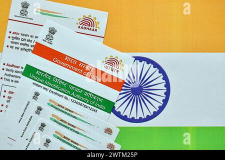 Indische Aadhaar-Karte von der Unique Identification Authority of India auf indischer Flagge Nahaufnahme Stockfoto