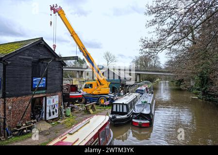 Die Parvis Wharf Boatyard mit einem großen Hebekran auf dem River Wey Navigation Canal West Byfleet Surrey England UK Stockfoto