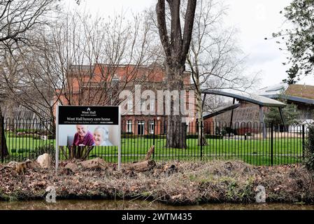 Äußere des West Hall Luxus-Pflegeheims am Ufer des River Wey Schifffahrtskanals West Byfleet Surrey England Großbritannien Stockfoto