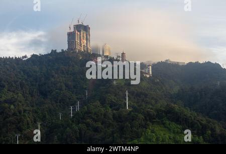 Genting Highlands, Pahang, Malaysia - 01. November 2023: Die Seilbahnstation für den Chin Swee Temple mit einer malerischen Aussicht entlang der Genting Highlands, Pahang, Stockfoto