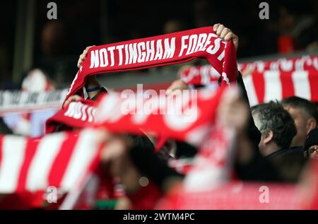 Dateifoto vom 03/24 von Fans des Nottingham Forest. Nottingham Forest wurden vier Punkte abgezogen, weil er gegen die Regeln für Rentabilität und Nachhaltigkeit verstoßen hat, teilte die Premier League mit. Ausgabedatum: Montag, 18. März 2024. Stockfoto