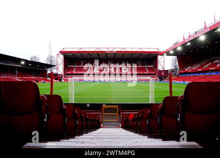 Aktenfoto vom 02/24 vom City Ground, Heimat des Nottingham Forest. Nottingham Forest wurden vier Punkte abgezogen, weil er gegen die Regeln für Rentabilität und Nachhaltigkeit verstoßen hat, teilte die Premier League mit. Ausgabedatum: Montag, 18. März 2024. Stockfoto