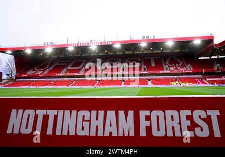 Aktenfoto vom 02/24 vom City Ground, Heimat des Nottingham Forest. Nottingham Forest wurden vier Punkte abgezogen, weil er gegen die Regeln für Rentabilität und Nachhaltigkeit verstoßen hat, teilte die Premier League mit. Ausgabedatum: Montag, 18. März 2024. Stockfoto