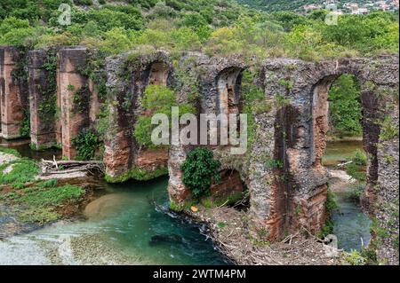 Blick auf die archäologische Stätte des römischen Aquädukts des antiken Nikopolis in Epirus, Griechenland Stockfoto