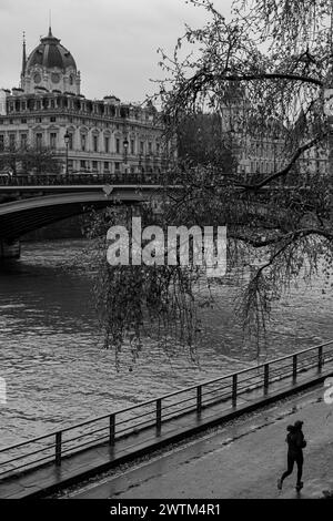 Frau, die am Fluss in Paris läuft. Gesunder Geist Stockfoto