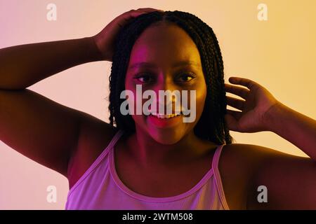 Porträt von Happy Black Party Girl, das in Neonlichtern tanzt Stockfoto