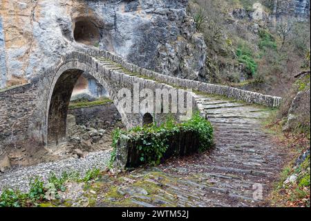 Blick auf die traditionelle Steinbrücke Kokkorou in der Nähe des Dorfes Kipi in Zagori von Epirus, Griechenland Stockfoto