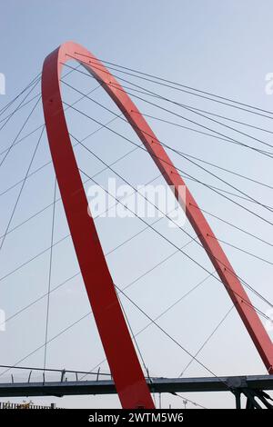 Turin, Blick auf den roten olympischen Bogen im Stadtteil Lingotto, über der Fußgängerbrücke, die die Via Nizza mit der Via Giordano Bruno verbindet. Stockfoto