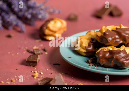 Aprikosen-Shortbread-Kekse. Menükonzept. Frisch gebackene Plätzchen mit Aprikosenmarmelade und dunkler Schokolade Stockfoto