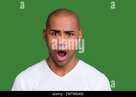 Close-up Portrait von Nizza stattlichen attraktiver Kerl mit weißen Shirt geöffnetem Mund über Graues pastellfarbenen Hintergrund isoliert Stockfoto
