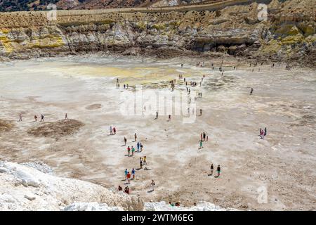 Touristen, die im Stefanos-Krater auf dem Vulkan der Insel Nisyros in Griechenland unterwegs sind. Stockfoto