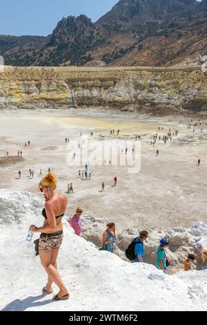 Touristen, die im Stefanos-Krater auf dem Vulkan der Insel Nisyros in Griechenland unterwegs sind. Stockfoto