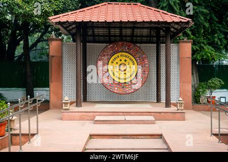 Indien, Delhi, Neu-Delhi, Gandhi Smriti, World Peace Gong. Mahatma Gandhi verbrachte hier die letzten 144 Tage seines Lebens, bevor er am 30. Januar Stockfoto