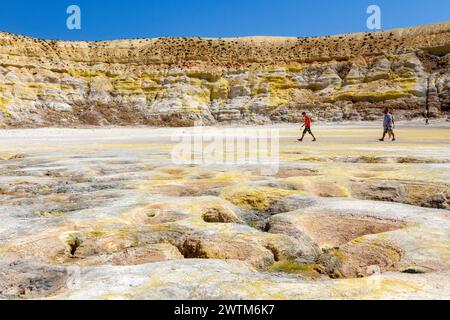 Touristen, die im Stefanos-Krater auf dem Vulkan der Insel Nisyros in Griechenland unterwegs sind. Stockfoto