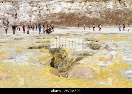 Touristen, die im Stefanos-Krater auf dem Vulkan der Insel Nisyros in Griechenland unterwegs sind. Stockfoto